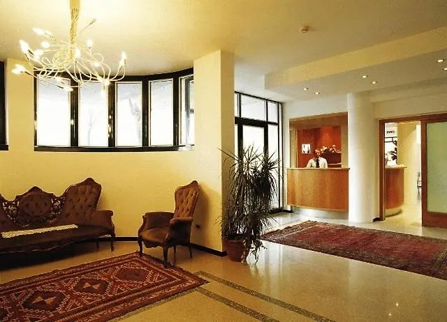 Hotel La Cascata Azzano San Paolo 3*,